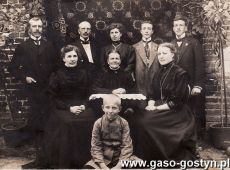 1639.Rodzina Hejnowiczow, stoj od lewej Aleksander,Wladyslaw, Weronika, Henryk, Mieczyslaw, siedza od lewej Marianna, Julia, Anna i siedzi przed nimi Jozef (Gostyn, ok. 1912 r.)