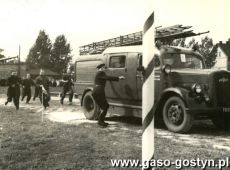 1670. Druzyna Zakladowej Ochotniczej Strazy Pozarnej Cukrowni w Gostyniu pod dowodztwem Michala Junghana na zawodach ZOSP Okregu Poznanskiego w Witaszycach (1963 r.)