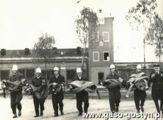 1671. Druzyna Zakladowej Ochotniczej Strazy Pozarnej Cukrowni w Gostyniu na zawodach ZOSP Okregu Poznanskiego w Witaszycach (1963 r.)