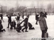 1678.Lodowisko w Szkole Podstawowej nr 3 w Gostyniu (1980 r.)