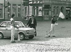 168.Start na rynku w Lesznie zalogi z Gostynia w turystycznych mistrzostwach okregu - 1979r.