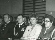 1685.Nadanie im.Powstancow Wielkopolskich szczepowi harcerskiemu Zolta Jedynka (Szkola Podstawowa nr 1 w Gostyniu, 26.01.1985 r.)-zaproszeni goscie