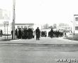 1694.Przemarsz na gostynski rynek na uroczystosci wreczenia sztandaru Osrodkowi LOK w Gostyniu (19.10.1985r.)