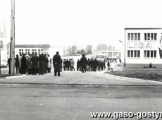 1694.Przemarsz na gostynski rynek na uroczystosci wreczenia sztandaru Osrodkowi LOK w Gostyniu (19.10.1985r.)