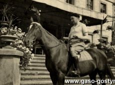 1695.Przed palacem Potworowskich w Goli, na koniu ksiadz Rene Moitel z Francji (Gola, sierpien 1937 r.)