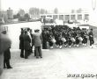 1695.Przemarsz na gostynski rynek na uroczystosci wreczenia sztandaru Osrodkowi LOK w Gostyniu (19.10.1985r.)