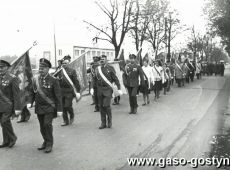 1696.Przemarsz na gostynski rynek na uroczystosci wreczenia sztandaru Osrodkowi LOK w Gostyniu (19.10.1985r.)