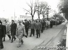 1697.Przemarsz na gostynski rynek na uroczystosci wreczenia sztandaru Osrodkowi LOK w Gostyniu (19.10.1985r.)