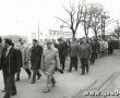 1697.Przemarsz na gostynski rynek na uroczystosci wreczenia sztandaru Osrodkowi LOK w Gostyniu (19.10.1985r.)