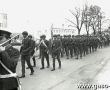 1698.Przemarsz na gostynski rynek na uroczystosci wreczenia sztandaru Osrodkowi LOK w Gostyniu (19.10.1985r.)