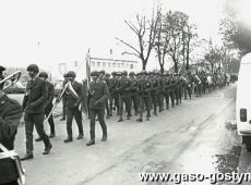 1698.Przemarsz na gostynski rynek na uroczystosci wreczenia sztandaru Osrodkowi LOK w Gostyniu (19.10.1985r.)