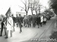 1699.Przemarsz na gostynski rynek na uroczystosci wreczenia sztandaru Osrodkowi LOK w Gostyniu (19.10.1985r.)