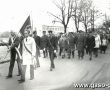 1699.Przemarsz na gostynski rynek na uroczystosci wreczenia sztandaru Osrodkowi LOK w Gostyniu (19.10.1985r.)