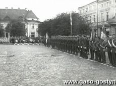 1700.Uroczystosci zwiazane z wreczeniem sztandaru Osrodkowi LOK w Gostyniu ( Gostyn-Rynek, 19.10.1985r.)