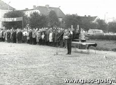 1701.Uroczystosci zwiazane z wreczeniem sztandaru Osrodkowi LOK w Gostyniu ( Gostyn-Rynek, 19.10.1985r.)