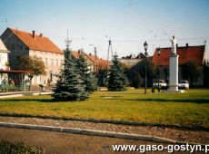 1704. Rynek w Piaskach (1995 r.)