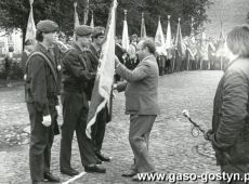 1704.Uroczystosci zwiazane z wreczeniem sztandaru Osrodkowi LOK w Gostyniu ( Gostyn-Rynek, 19.10.1985r.)