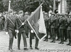 1707.Uroczystosci zwiazane z wreczeniem sztandaru Osrodkowi LOK w Gostyniu ( Gostyn-Rynek, 19.10.1985r.)