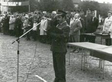 1708.Uroczystosci zwiazane z wreczeniem sztandaru Osrodkowi LOK w Gostyniu ( Gostyn-Rynek, 19.10.1985r.)