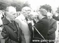 1709.Uroczystosci zwiazane z wreczeniem sztandaru Osrodkowi LOK w Gostyniu ( Gostyn-Rynek, 19.10.1985r.)