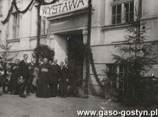 1711.Wystawe malarstwa polskiego w Gimnazjum w Gostyniu zaszczycil obecnoscia wojewoda poznanski Roger Adam Raczynski (na zdjeciu z kapeluszem w reku)-3 wrzesnia 1932 r.