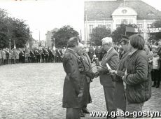 1712.Uroczystosci zwiazane z wreczeniem sztandaru Osrodkowi LOK w Gostyniu ( Gostyn-Rynek, 19.10.1985r.)