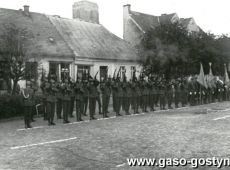 1713.Uroczystosci zwiazane z wreczeniem sztandaru Osrodkowi LOK w Gostyniu ( Gostyn-Rynek, 19.10.1985r.)