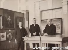 1715.Organizatorzy Wystawy malarstwa polskiego w Gimnazjum w Gostyniu (1932 r.), od lewej Wladyslaw Stachowski, prof. Wladyslaw Kolomlocki i ksiadz Franciszek Olejniczak-dyrektor Gimnazjum