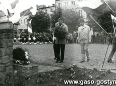 1715.Uroczystosci zwiazane z wreczeniem sztandaru Osrodkowi LOK w Gostyniu ( Gostyn-Rynek, 19.10.1985r.)