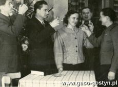 1718.Toast noworoczny 1957-1958 pracownikow PDK w Gostyniu (od lewej kier.PDK A.Rybski,instrukt.PDK S.Marciniak,pracownik PPRN J.Zasluga, wozny J.Habicht i A.Jarmolenko.