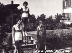 1726. Zapaleniem znicza rozpoczal sie Tydzien Sportu Szkolnego w Szkole Podstawowej nr 3 w Gostyniu  (1977 r.)
