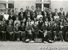 1730. Abiturienci Szkoly Podstawowej nr 1 w Gostyniu (wraz z dyrekcja i gronem pedagogicznym)-1949 r.