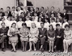 1742. Grono pedagogiczne i uczniowie klasy VII a - Szkola Podstawowa nr 1 w Gostyniu (czerwiec 1963 r.)