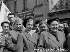 1746. Pracownice PSS na wiecu pierwszomajowym (Rynek w Gostyniu, 1952 r.)