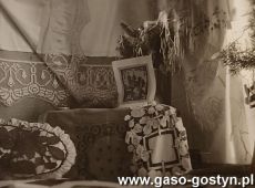 1763.Pokaz robotek recznych zorganizowany prze Towarzystwo Czytelni dla Kobiet w Gostyniu (1930 r.)-obrus na oltarz Meki Panskiej dla kosciola farnego ofiarowany przez czlonkinie Towarzystwa Czytelni dla Kobiet