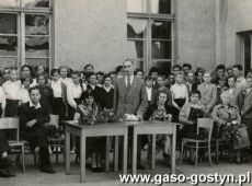 1776.Pozegnanie absolwentow Szkoly Podstawowej nr 1 w Gostyniu (27 czerwca 1959 r.)-przemawia Jozef Brzozowski (inspektor Oswiaty i Wychowania)