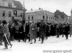 1780.Rynek w Gostyniu - wizyta prezydenta Ignacego Moscickiego (z kapeluszem w reku), obok szambelan Edward Potworowski z Goli i Wincenty Dabinski, starosta powiatu gostynskiego  (22 maja 1929 r.)