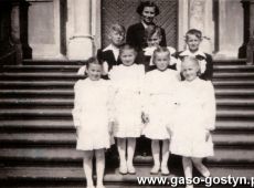 180.  Na schodach Bazyliki Swietogorskiej