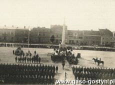 1803.Swieto Zolnierza na Rynku w Gostyniu - msza swieta polowa pod przewodnictwem ksiedza Szreybrowskiego z udzialem 60 Pulku Piechoty z Ostrowa (15 sierpnia 1929 r.)