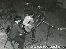 1806. II Przeglad Szkol i Ognisk Muzycznych Wojewodztwa Leszczynskiego - Gostyn, 03.04.1977r. Duet gitarowy z Gostynia.