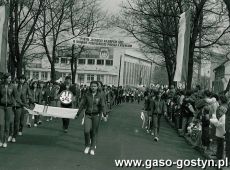 1812.Uczniowie Szkoly Podstawowej nr 3 w Gostyniu w pochodzie pierwszomajowym (Gostyn, ul. Marchlewskiego, 1980 r,)