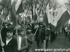 1813.Uczniowie Szkoly Podstawowej nr 3 w Gostyniu w pochodzie pierwszomajowym (Gostyn, ul. Marchlewskiego, 1980 r,)