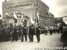 1814.Przemarsz czlonkow Obozu Narodowo-Radykalnego (ONR) w Gostyniu (ulica Leszczynska (obecnie Powstancow Wlkp.), poczatek lat 30. XX wieku)