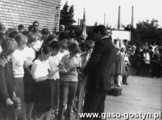 1827. Uroczyste zakonczenie roku szkolnego w Szkole Podstawowej nr 3 w Gostyniu (1982 r.)