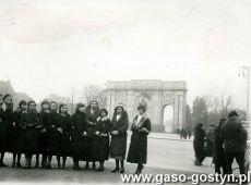 1827.Czlonkinie Czytelni dla Kobiet z Gostynia przed pomnikiem Najswietszego Serca Pana Jezusa (zwanym Pomnikiem Wdziecznosci lub Pomnikiem Chrystusa Krola) w Poznaniu (lata 30. XX wieku)