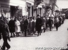 1832. Rynek w Gostyniu - pochod 1-majowy (pracownicy Spoldzielni Pracy Pallas)