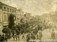 1833.Rynek w Gostyniu - defilada czlonkow organizacji i stowarzyszen (okres miedzywojenny)