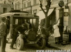 1836.Autobus relacji Gostyn-Krobia-Miejska Gorka-Rawicz. Tankowanie paliwa na Rynku w Krobi(1933 r.), przy samochodzie Michal Andrzejewski