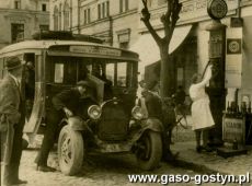 1836.Autobus relacji Gostyn-Krobia-Miejska Gorka-Rawicz. Tankowanie paliwa na Rynku w Krobi(1933 r.), przy samochodzie Michal Andrzejewski