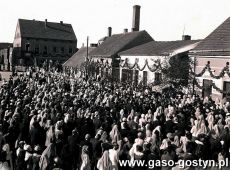 1846.Pierwsza w historii Piaskow procesja Bozego Ciala (Rynek w Piaskach, 30 maja 1937 r.)